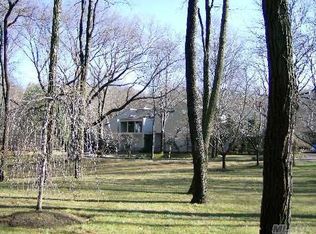 15 Danton Ln N, Locust Valley, NY 11560