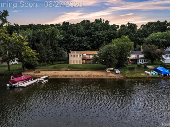 2276 Webster Park Dr, Howell, MI 48843