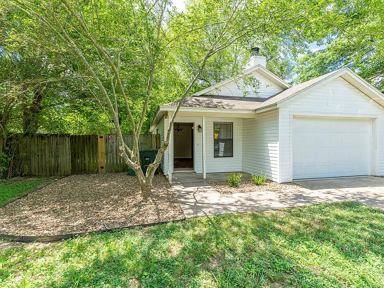 559 S Ray Ave — Photo 1