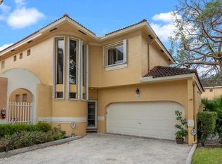 11381 Lakeview Dr, Coral Springs, FL 33071