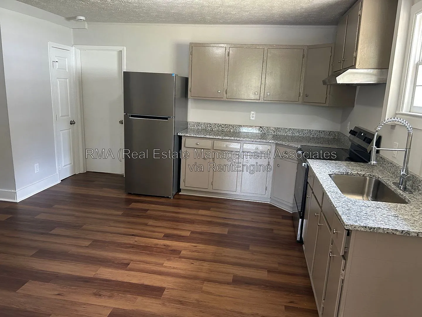 1 bed, 1.0 bath, 875 sqft, $900 — Photo 3