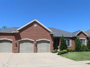 9 Caladonia Ct, Bloomington, IL 61704
