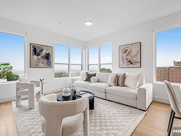 5th image of 649 38th St #Penthouse 10