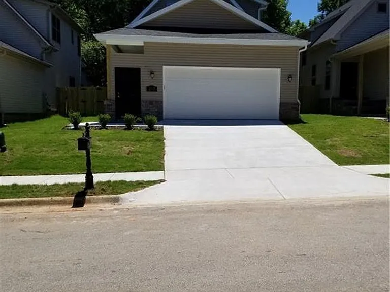 2367 W Houston St — Photo 1