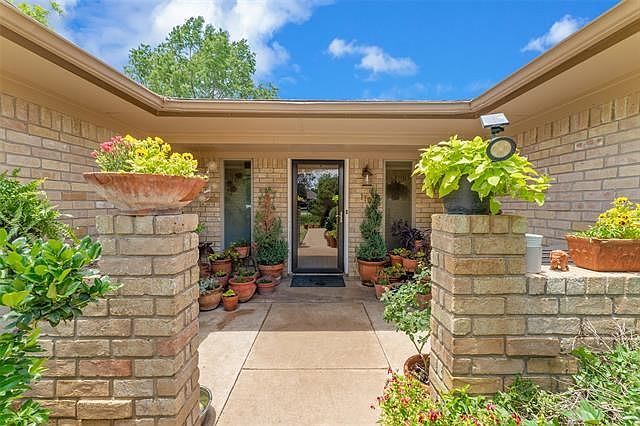 1st image of 110 Meadow Glen Dr