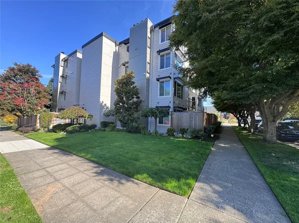 4118 SW College Street #404, Seattle, WA 98116
