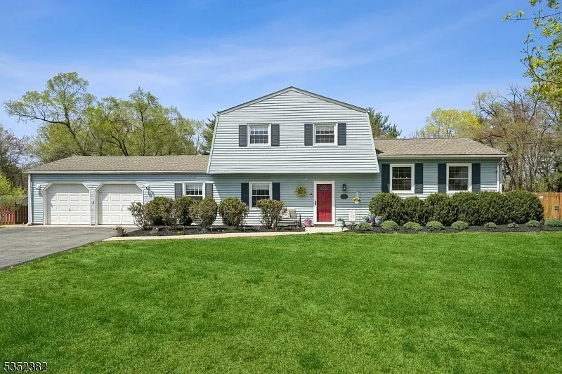 49 Queen Anne Dr photo 1