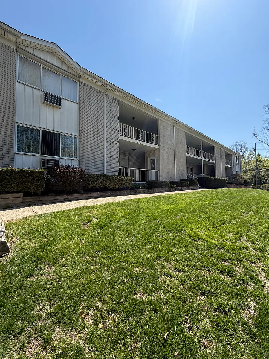 Building Photo - 475 E Summit St #4
