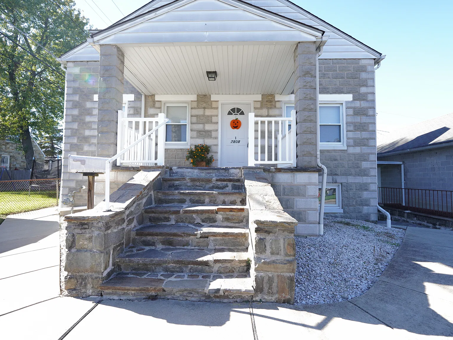 2 bed, 900 sqft, $1,800 — Photo 1