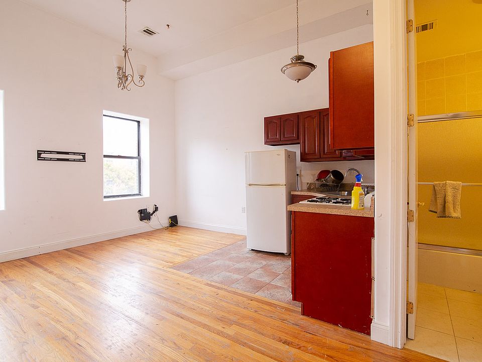 1st image of 196 Graham Ave APT 3