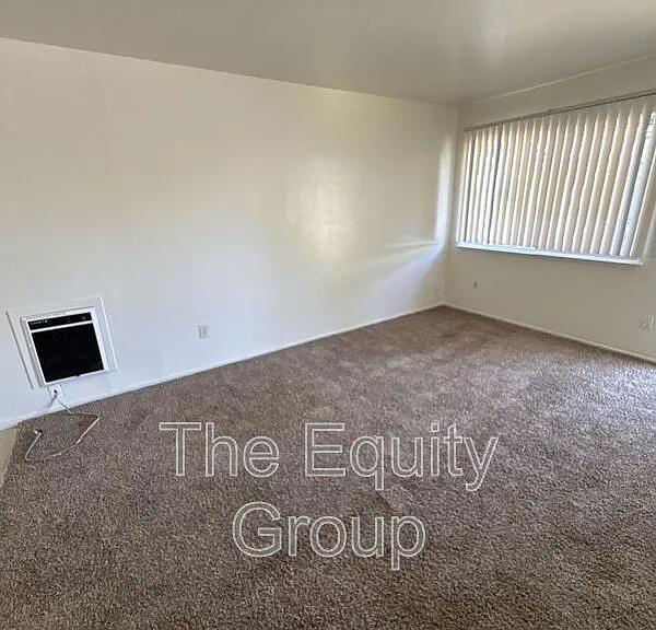 331 E Elm St #5 — Photo 4