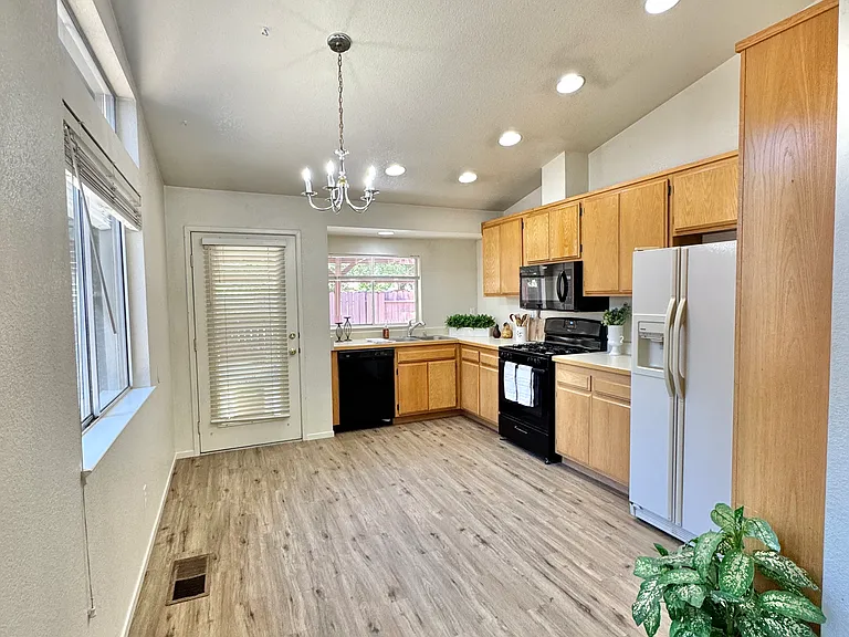 7607 Water View Way — Photo 5