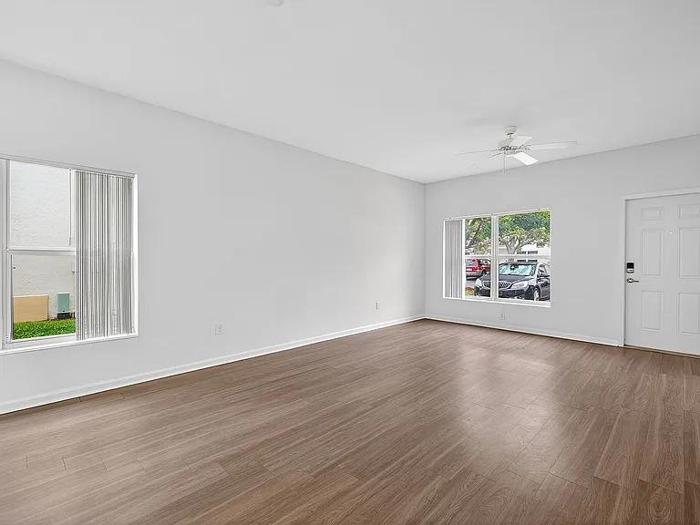 Mirage Bay Apartments — Photo 39