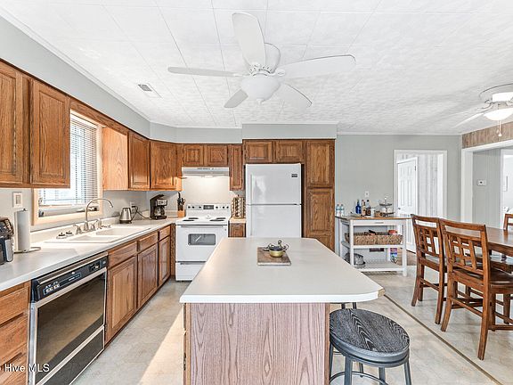 3rd image of 812 S Sixth Street