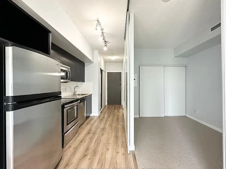 103 The Queensway #1110 — Photo 10