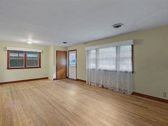 3rd image of 567 Westmoreland Pl