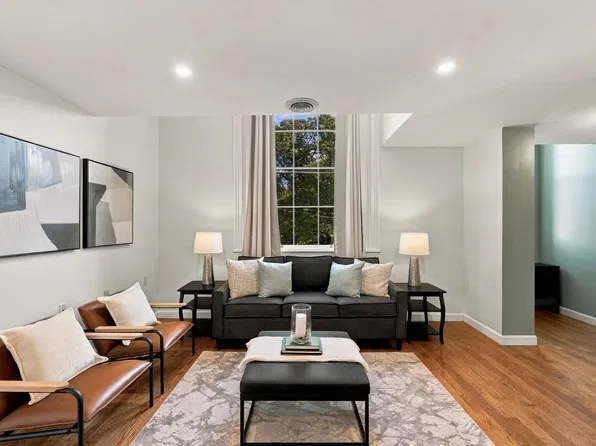 35 Flint St APT 201, Salem, MA 01970