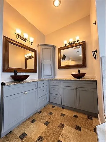 220 Surrey Dr — Photo 14