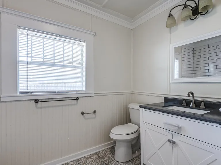 210 E Standifer St — Photo 19