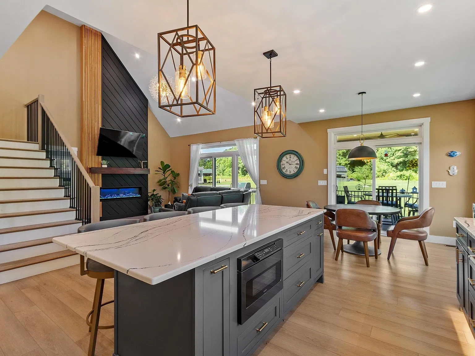 3 bed, 2.5 bath, 2224 sqft, $5,500 — Photo 3