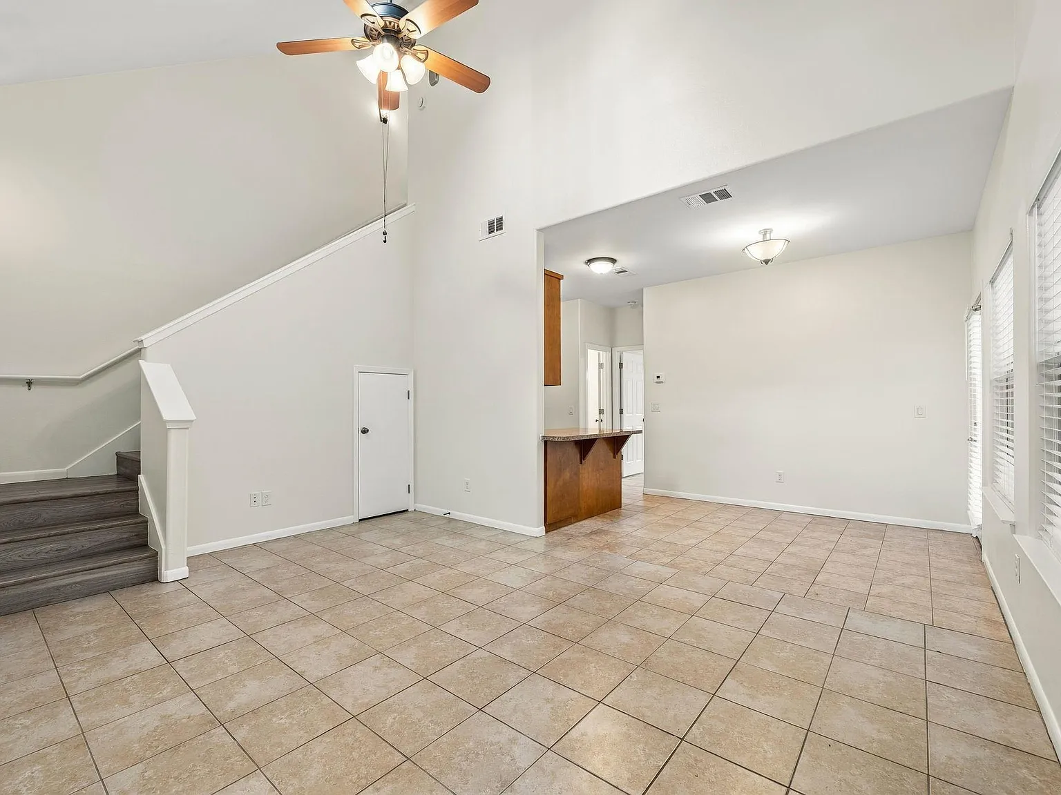 3 bed, 2.5 bath, 1220 sqft, $2,395 — Photo 4