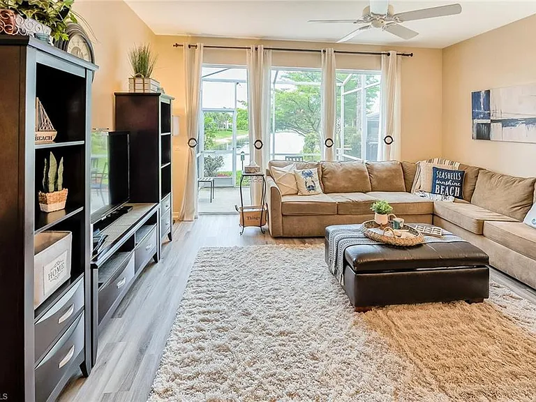 1080 Hampton Cir — Photo 3
