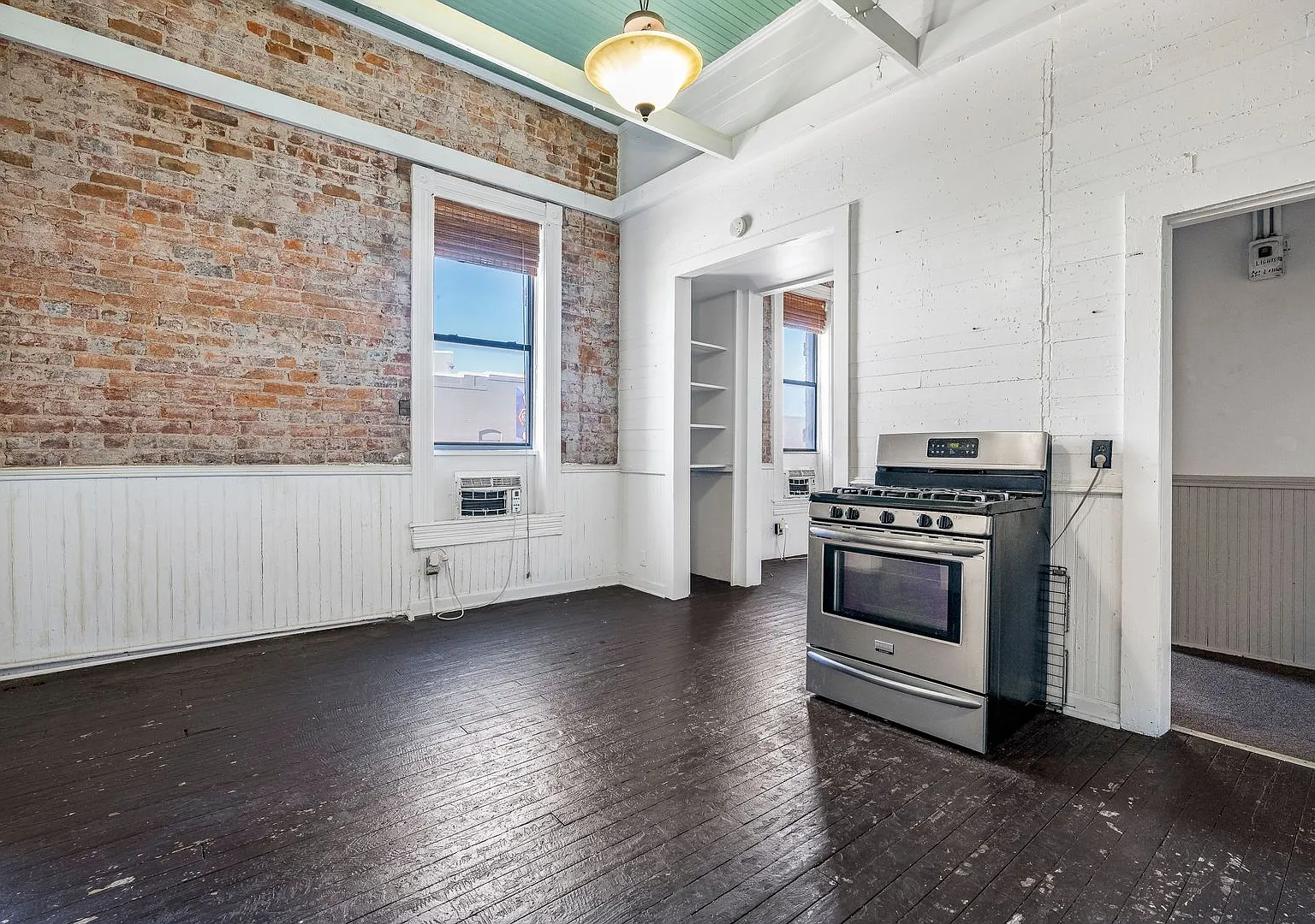 Historic 2-Bed, 2-Bath Apartment in Downtown Springdal — Photo 4