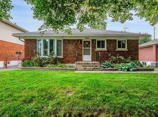 2038 Arch St, Ottawa, ON K1G2H1