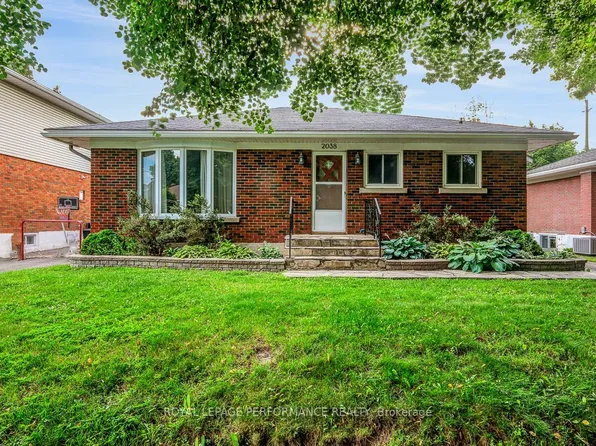 2038 Arch St, Ottawa, ON K1G 2H1
