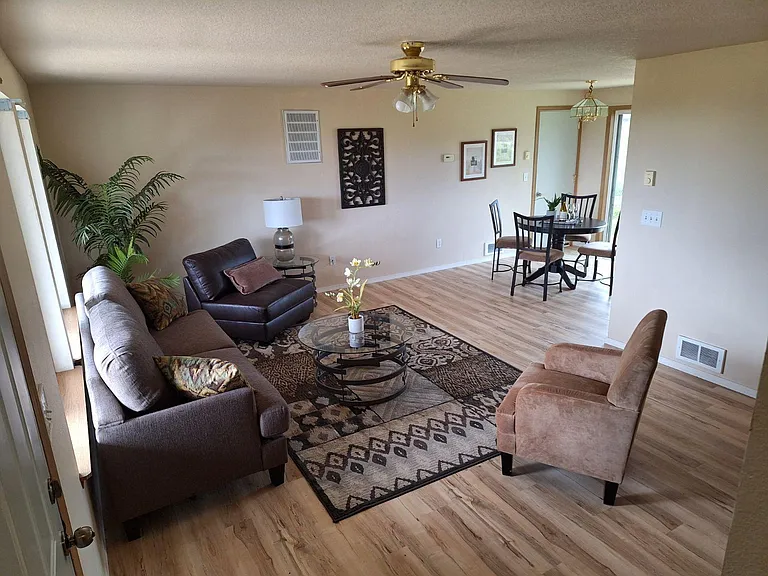 685 E Rolling Hills Dr — Photo 3