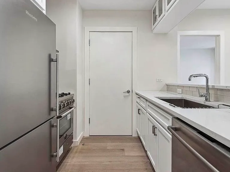 1105 Lexington Ave #2A — Photo 5