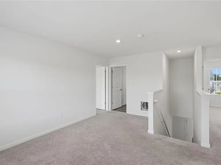 133 Oxford Ln — Photo 23