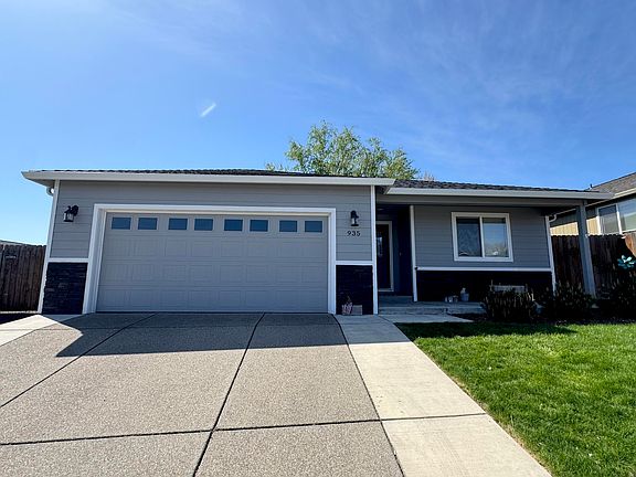 2nd image of 935 Stonewater Dr