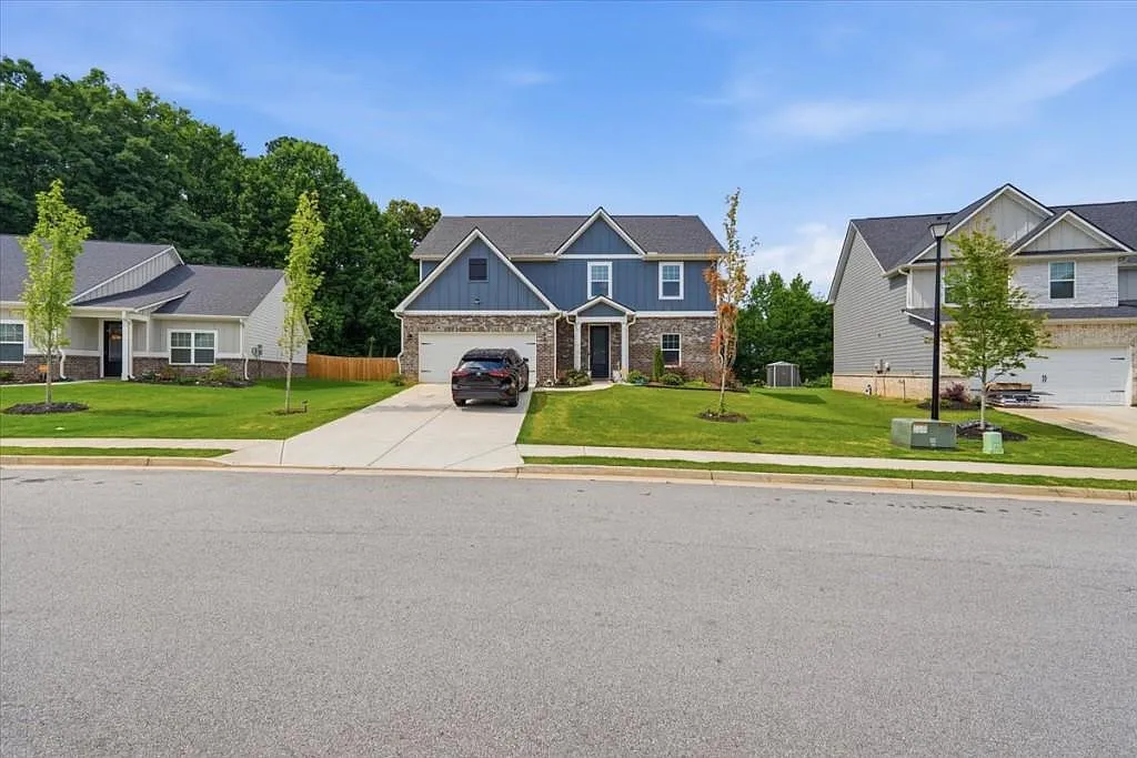 5 bed, 2.5 bath, 2643 sqft, $2,550 — Photo 4