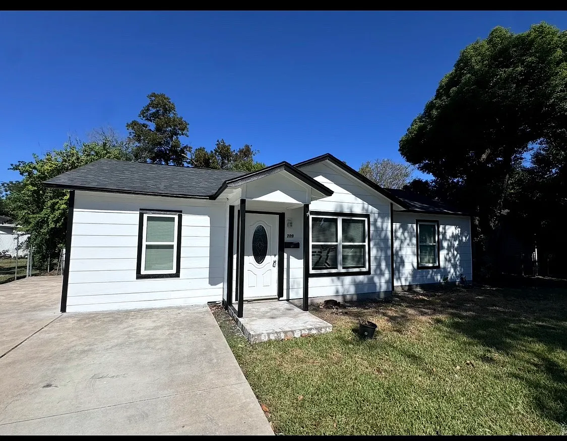 3 bed, 1400 sqft, $1,800 — Photo 1