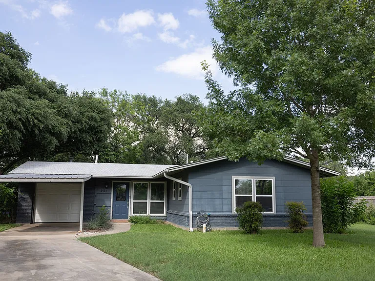 231 N Guilford Dr — Photo 2