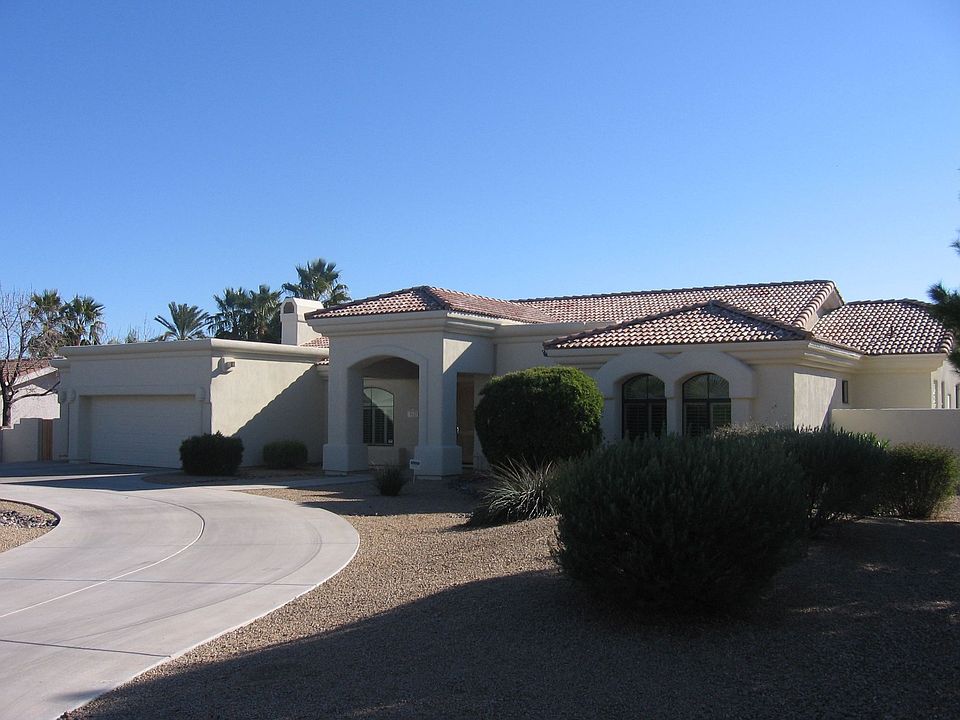 Circular drive up to custom built home.  Immaculate, move in ready. Home has north/south exposure, perfect for any time of the year.