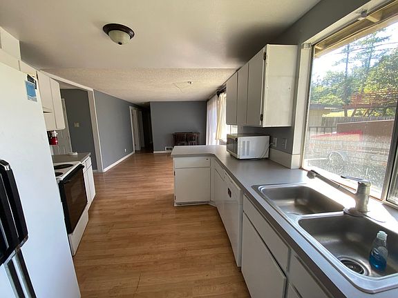 3rd image of 255 Price St