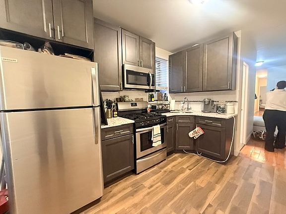 4th image of 2543 38th St APT 3R