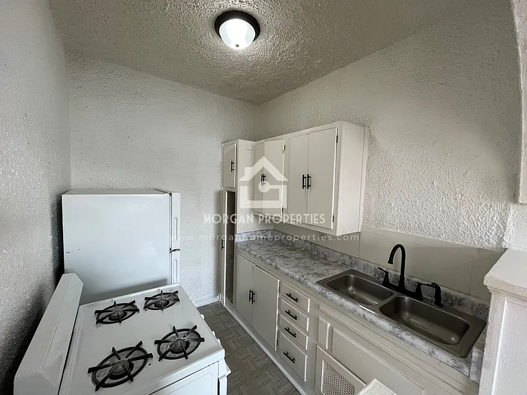 1231 W Walnut St #112 — Photo 5