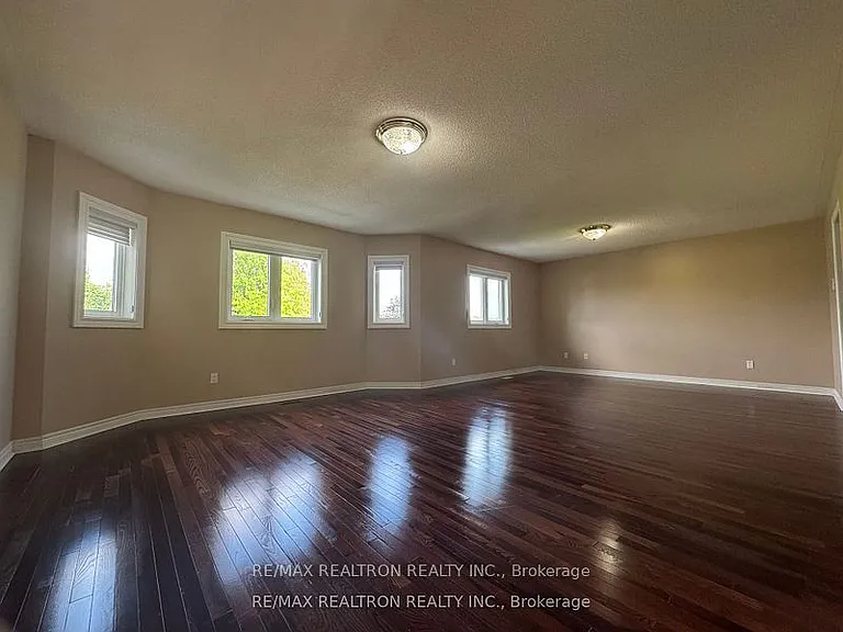 21 Goldring Cres — Photo 11