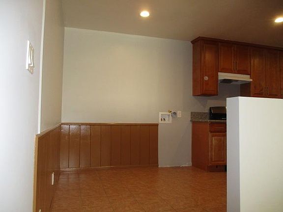 3rd image of 124 N Everett St APT 4