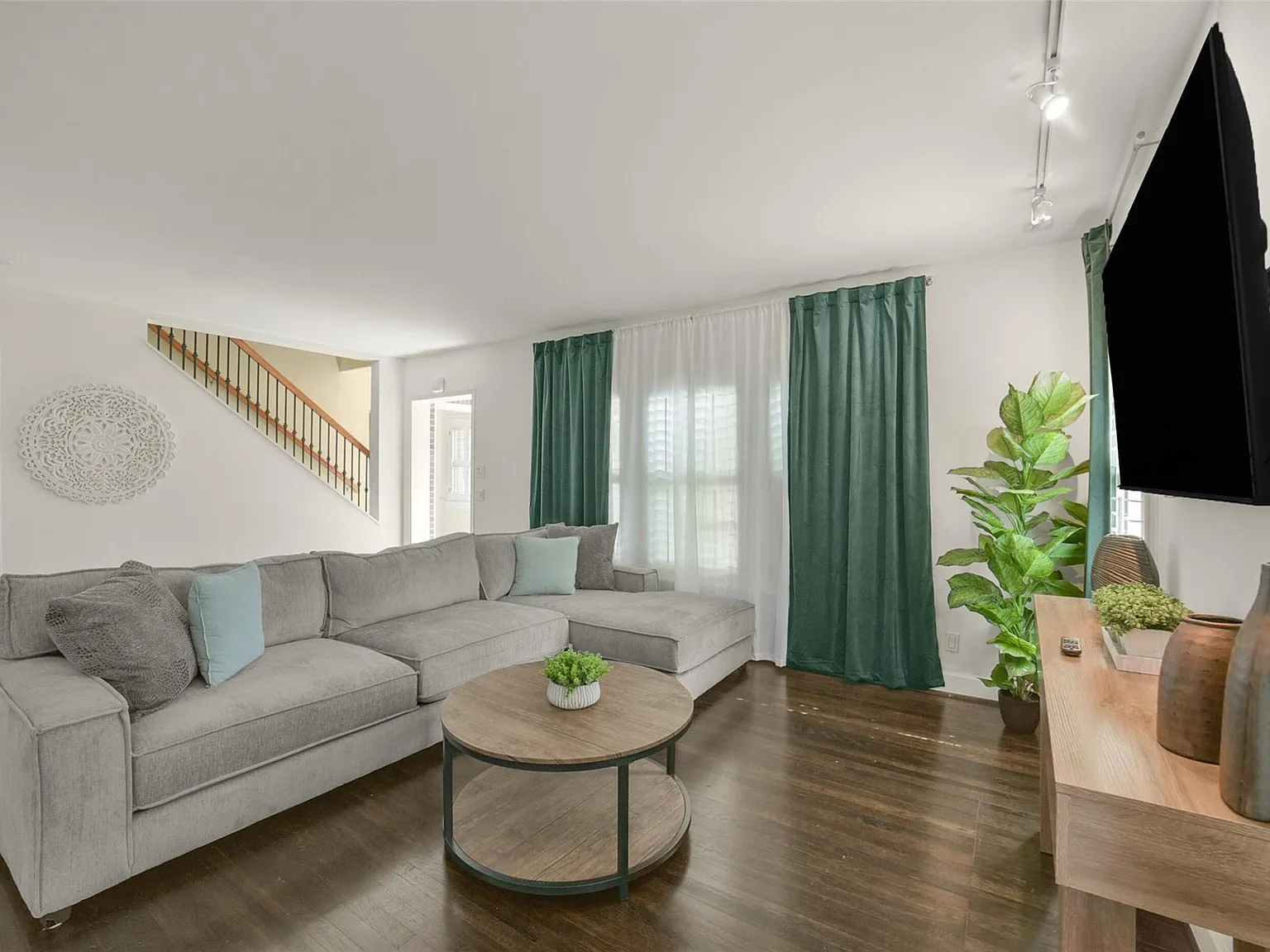 4 bed, 3.0 bath, 2998 sqft, $6,500 — Photo 2