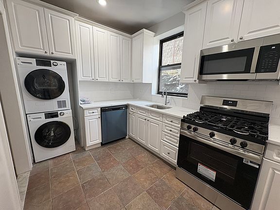 4th image of 412 Cathedral Pkwy #23