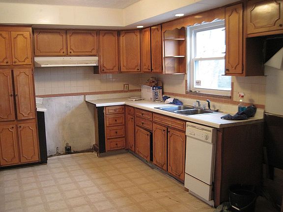 3rd image of 1209 Farris Dr