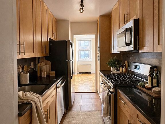 4th image of 245 E 19th St #1704