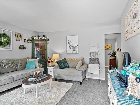 3rd image of 2828 Shelly Dr