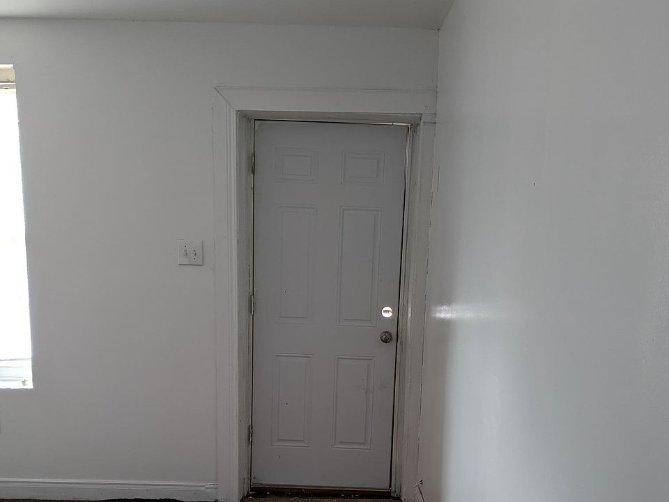 2nd image of 822 W 6th St
