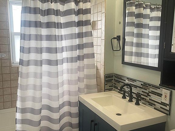 4th image of 2129 N Clinton St