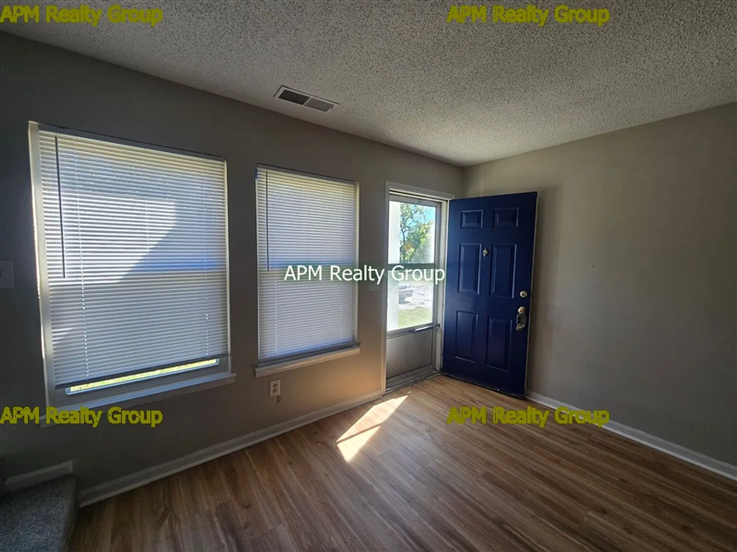 Charming 2 Bedroom 1.5 Bath — Photo 2